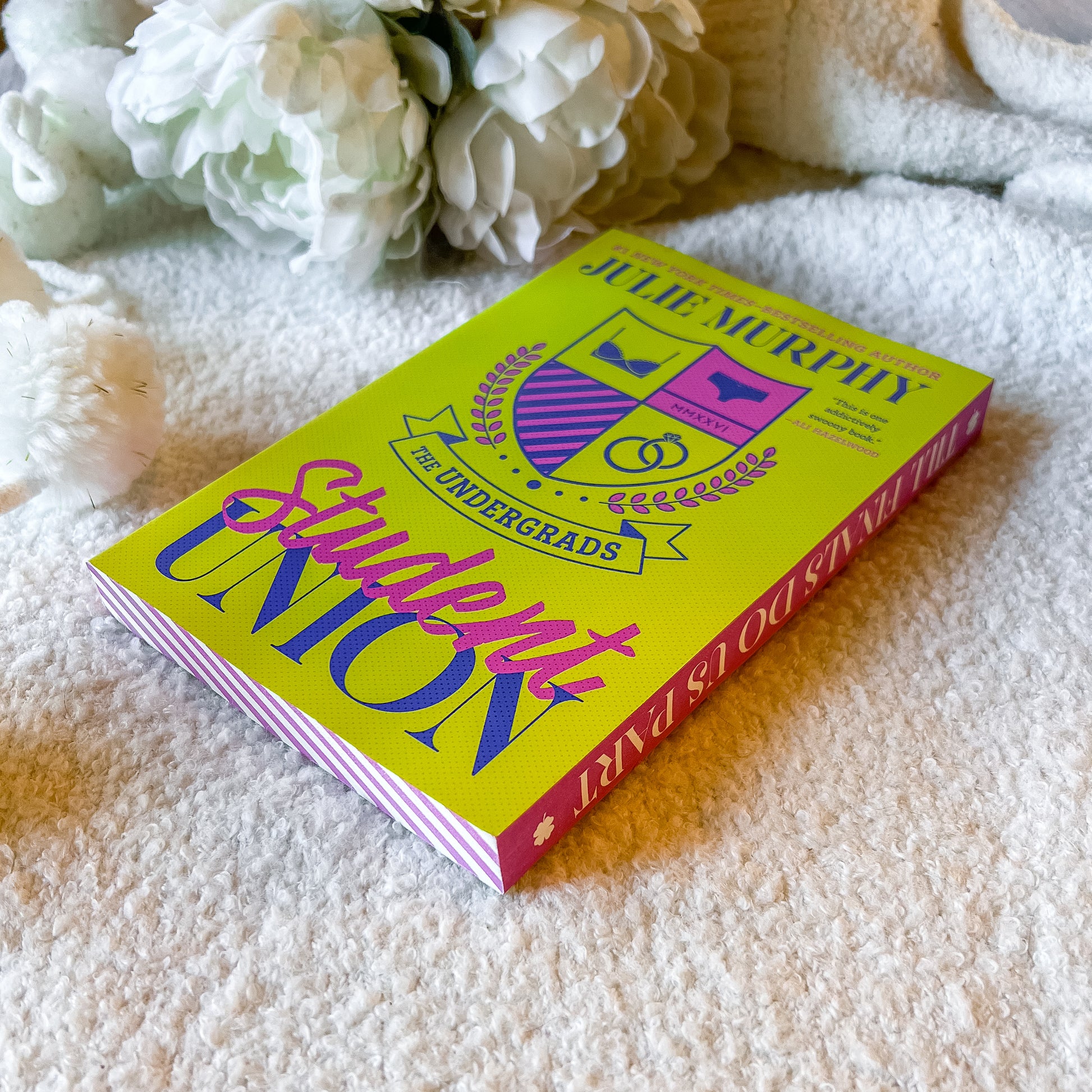 Book cover of 'The Undergrads Student Union' by Julie Murphy with a yellow and pink design.