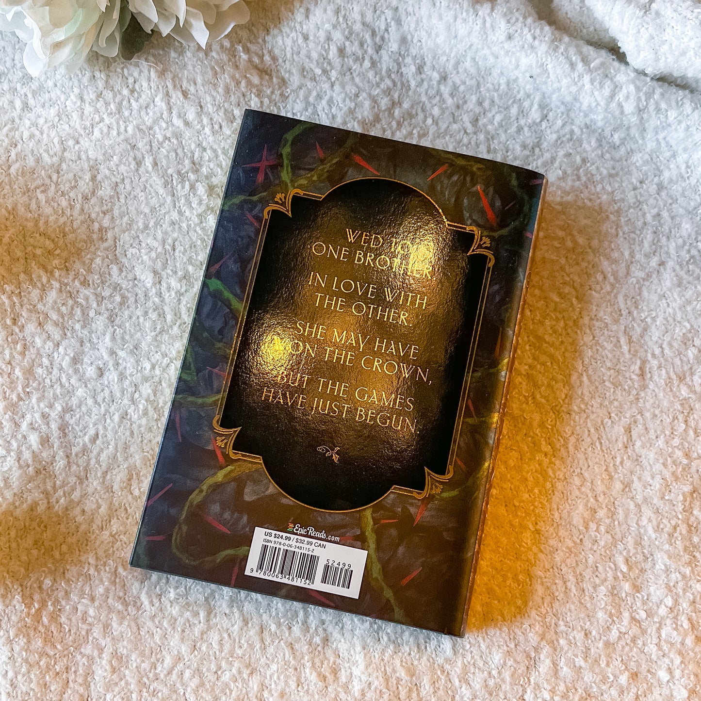 Book "the thorn queen" by sasha peyton smith 