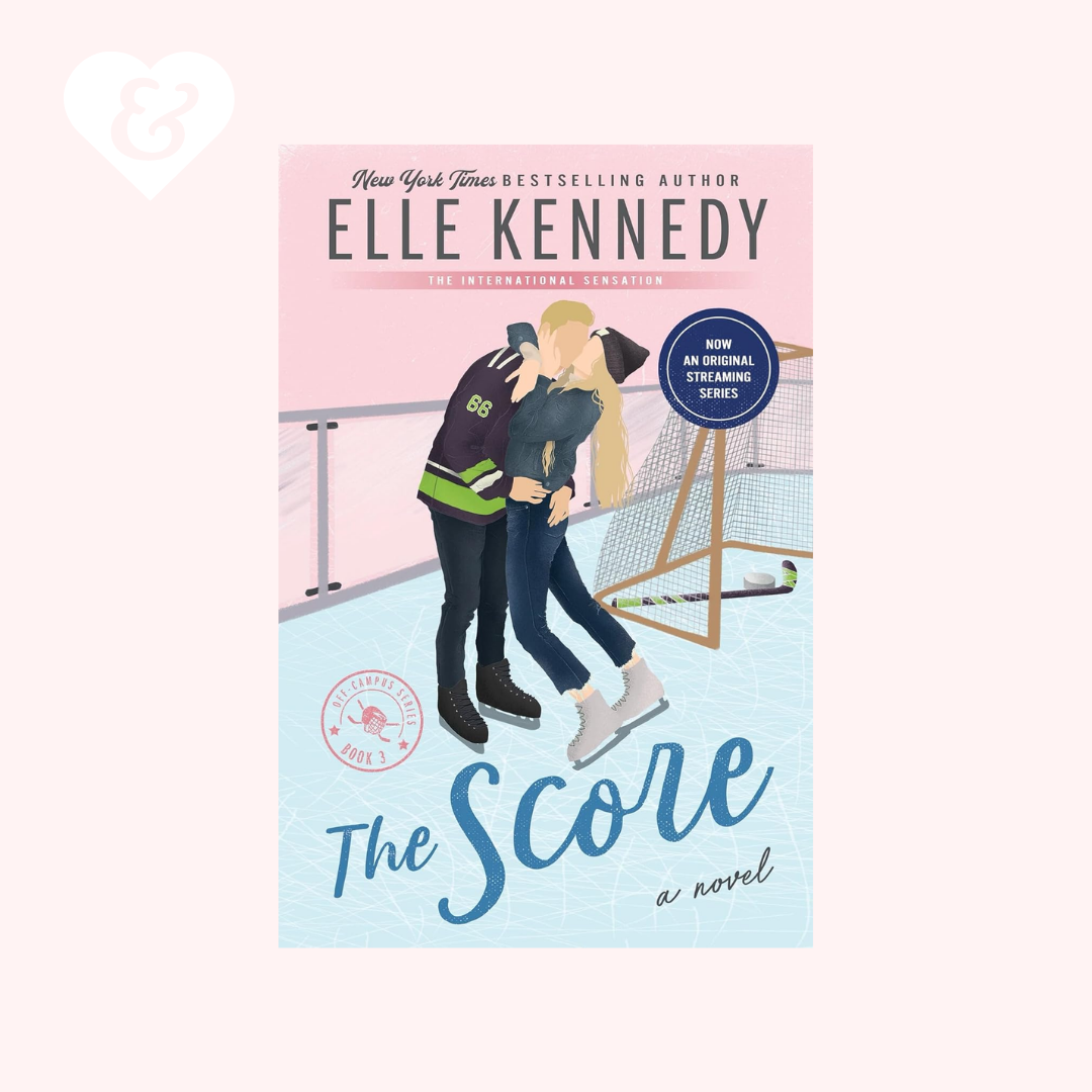 Book cover of 'The Score' by Elle Kennedy with two people embracing on an ice rink.